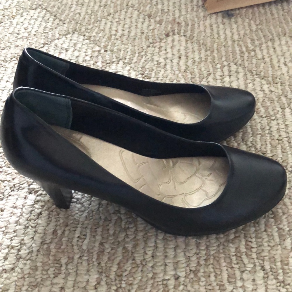 Medium heel dress shoes